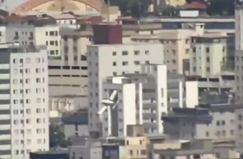 Braziliyada təyyarə yaşayış binasına çırpıldı − Anbaan video