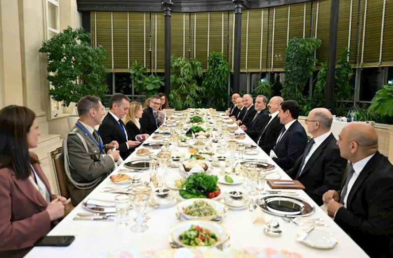 Meloninin şərəfinə işçi şam yeməyi verildi