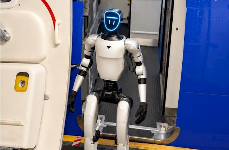 Robot sərnişin təyyarəni bir saat gecikdirdi