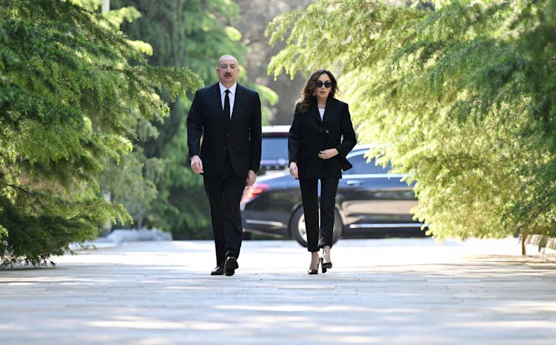 Prezident və birinci xanım Heydər Əliyevin məzarını ziyarət ediblər