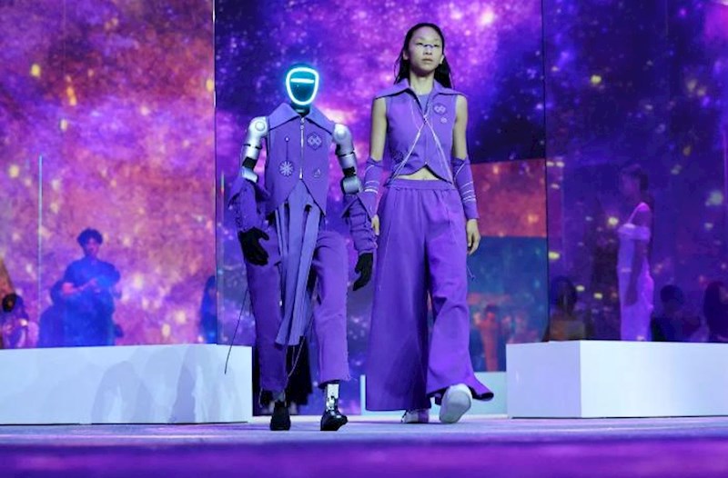 Robotlar podiuma da &ccedil;ıxdı &ndash; Fotolar