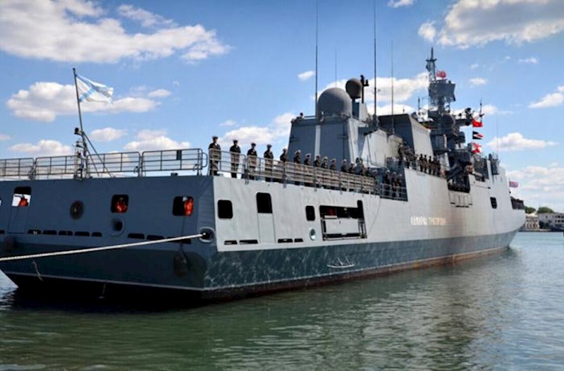 Rus gəmisi İngiltərə kanalında Britaniya yaxtasına xəbərdarlıq atəşi açdı