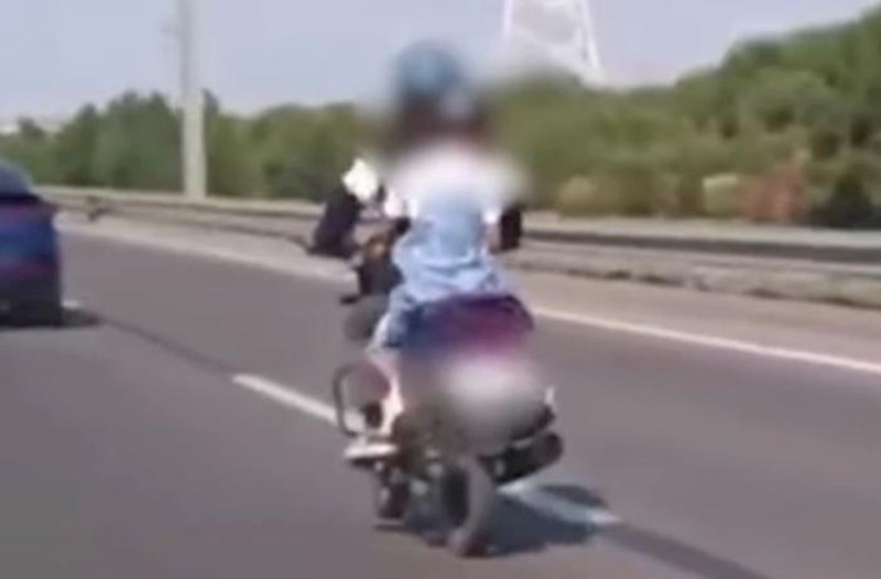 Övladını təhlükəli şəkildə daşıyan motosiklet sürücüsü saxlanıldı