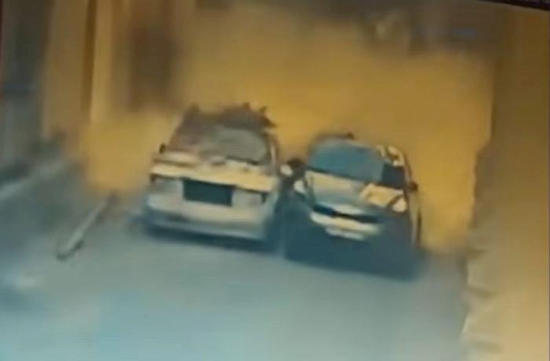 Bakıda divar maşınların üzərinə aşdı – Anbaan video