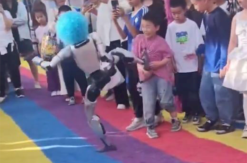 Çində robot uşağın qarnına təpik atıb – Video