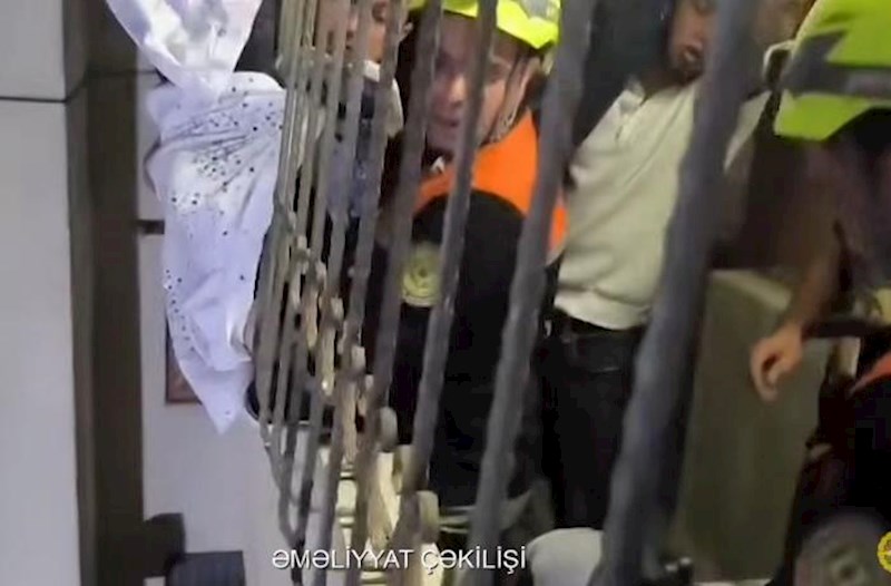 Xırdalanda paltar asan qadın yıxıldı – Belə qurtarıldı – Video 