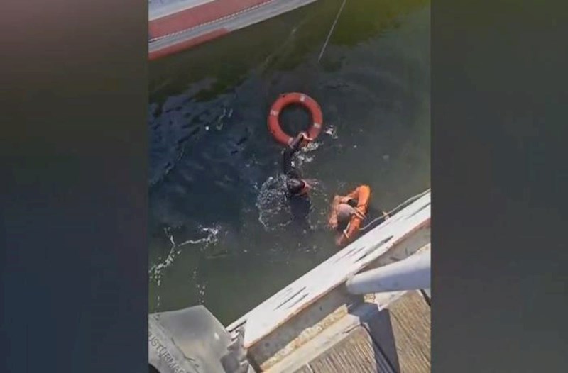 Bulvarda batan kişi xilas edildi − Anbaan video