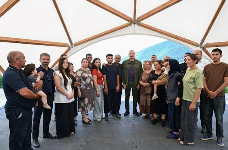 İlham Əliyev Şuşanın Kiçik Qaladərəsi kəndinə qayıdan sakinlərlə görüşdü