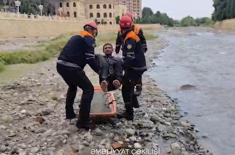 Gəncədə çaya yıxılaraq köməksiz qalan kişi belə xilas edildi – Video