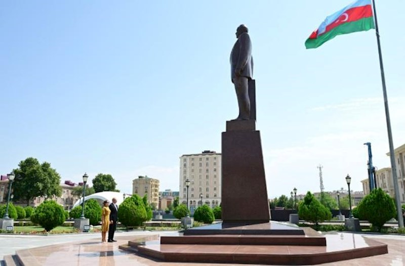 İlham Əliyev Ümummilli Lider Heydər Əliyevin Naxçıvan şəhərindəki abidəsini ziyarət etdi