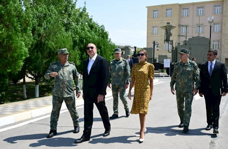 Prezident Döyüş bayraqlarının verilməsi mərasimində iştirak etdi 