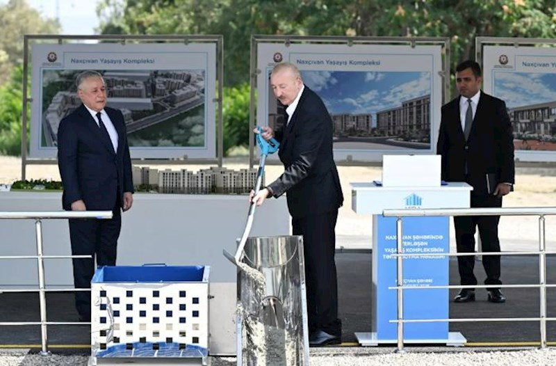 Prezident Naxçıvan şəhərində sosial evlər kompleksinin təməlini qoydu