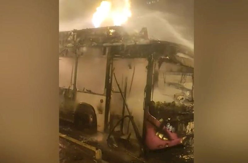 Bakıda avtobus yandı − Video 