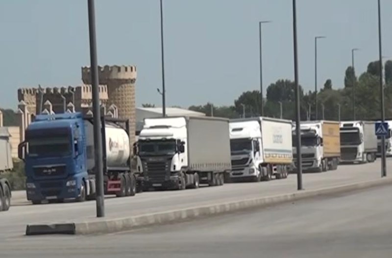 “Qırmızı körpü”də TIR sıxlığı – Sürücülər günlərlə gözləyirlər + Video 