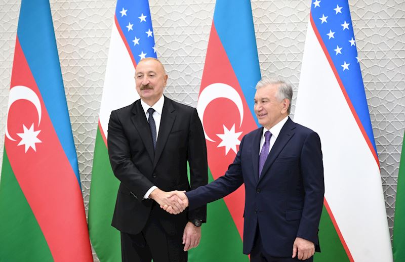 İlham Əliyev Mirziyoyevi “Heydər Əliyev” ordeni ilə təltif etdi