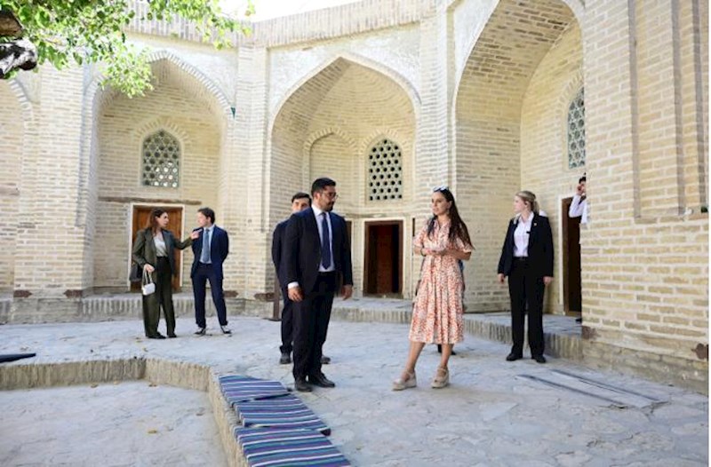 Leyla Əliyeva ilk Buxara Biennalesinin əsərləri ilə tanış oldu – Fotolar