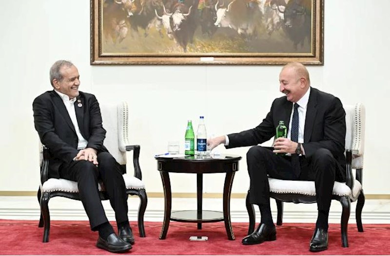 “Burada əla “İstisu” suyu var. Mən özümlə gətirmişəm” – Əliyev və Pezeşkian arasında səmimi dialoq