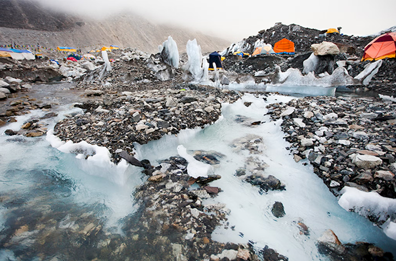Everestdə qar və buzların əriməsinin səbəblərindən biri də insan sidiyidir – Yeni araşdırma