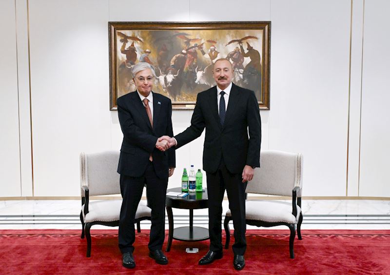 İlham Əliyev Tokayevlə görüşdü