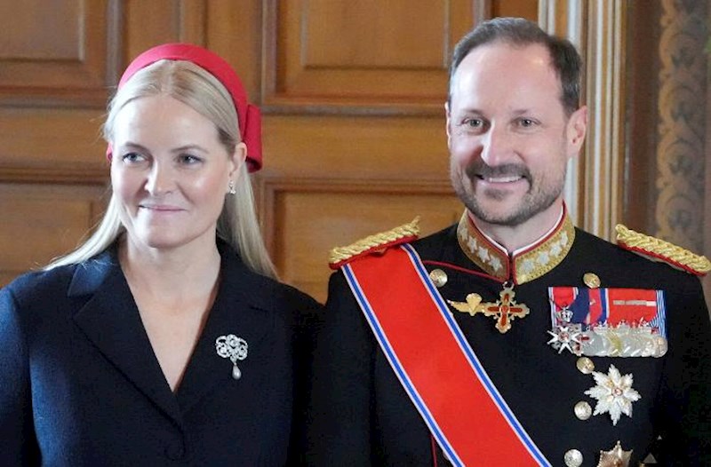 Norveçin yeni kralı and içdi