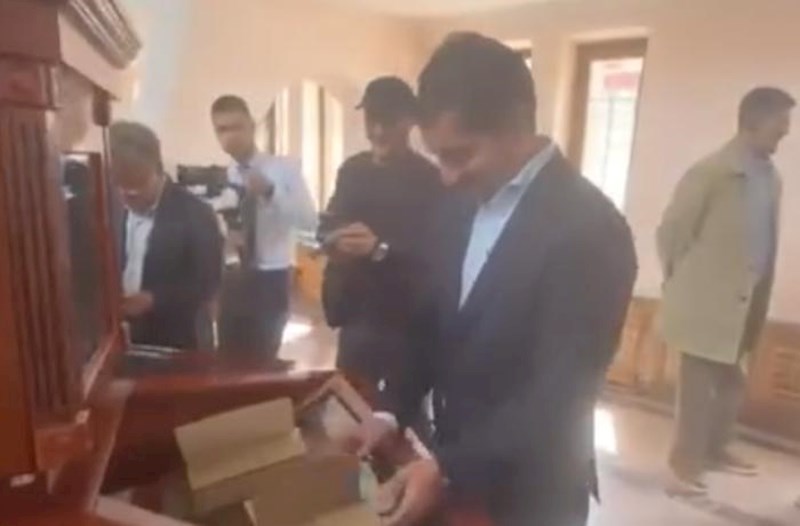 Hikmət Hacıyev ermənilərin “qədimi kitab” fırıldağını diplomatlara göstərdi – Video