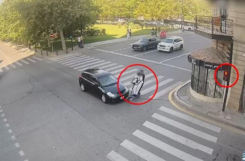 Qırmızı işıqda yolayrıcına girən skuter avtomobillə toqquşdu – Video