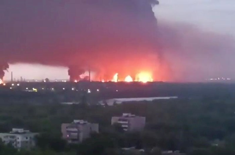 Tramp çağırış etmişdi, Ukrayna yenə neft emalı zavodunu vurdu – Video