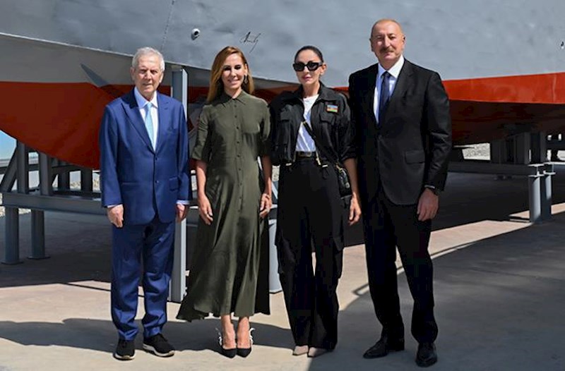 Prezidentlə xanımı Əziz Yıldırım və qızı ilə görüşüb – Foto