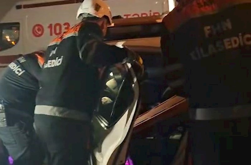 Avtomobildə sıxılı vəziyyətdə qalan şəxs belə xilas edildi – Video